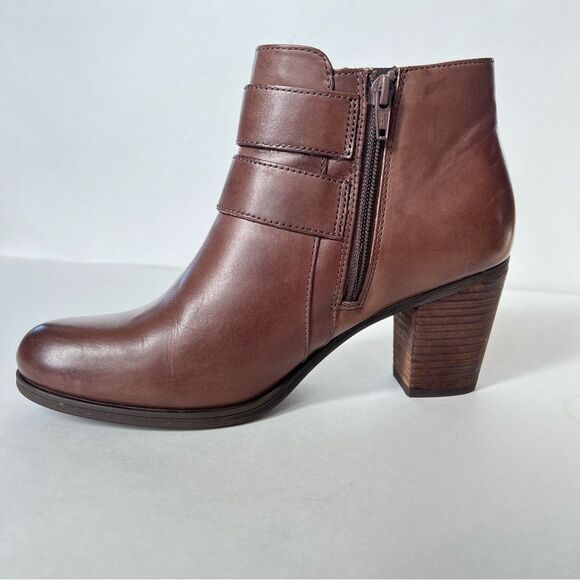 Clarks Artisan Palma Rena Side Zip Brown Western Heeled Ankle Boot Bootie SZ 8.5 - Picture 2 of 12
